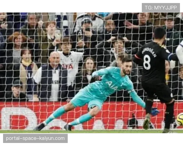 特写:镜头记录,斯特拉斯堡球员进球后跑向看台与患癌小球迷庆祝